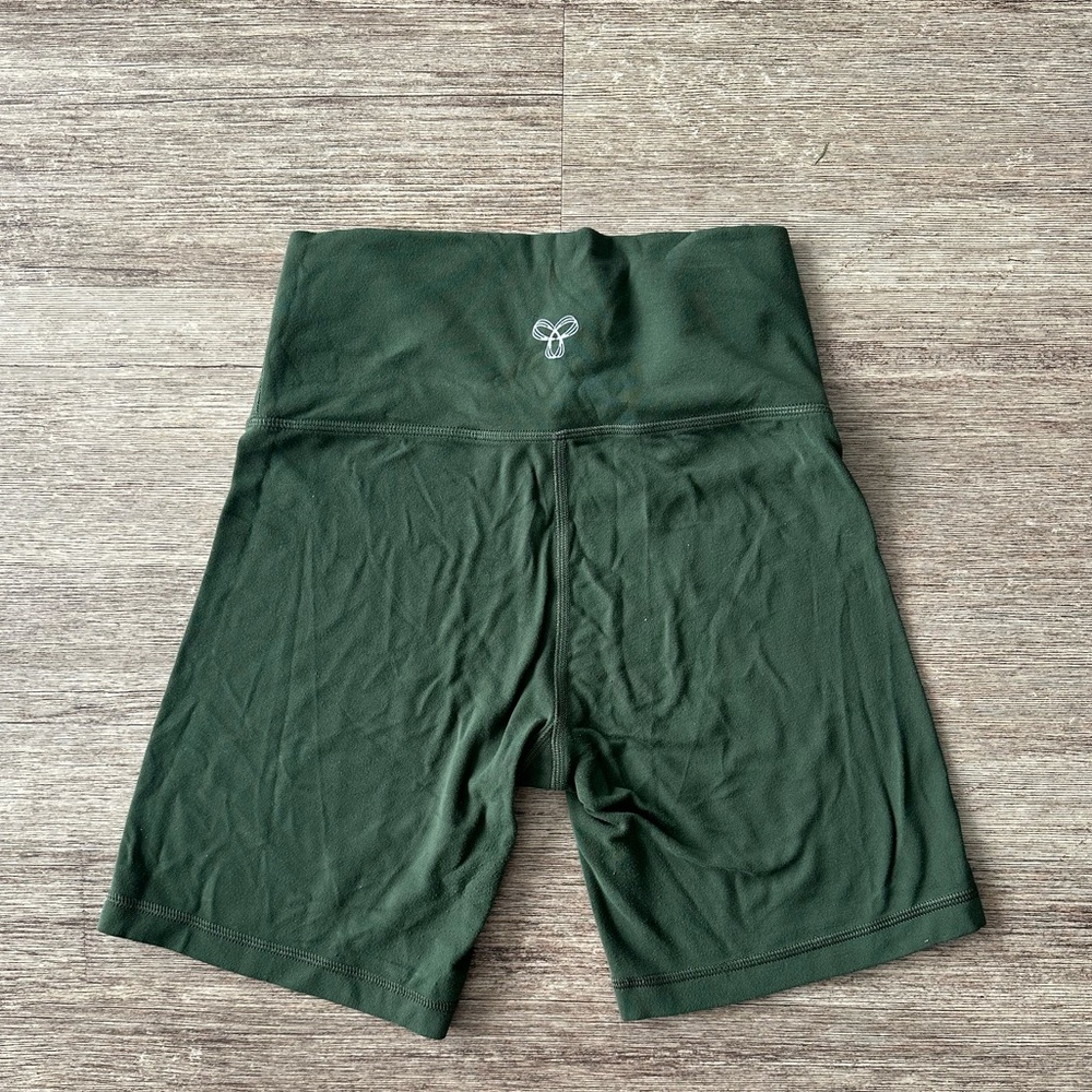ARITZIA GREEN BIKER SHORTS! Size small! 7”! Great condition very minimal wear